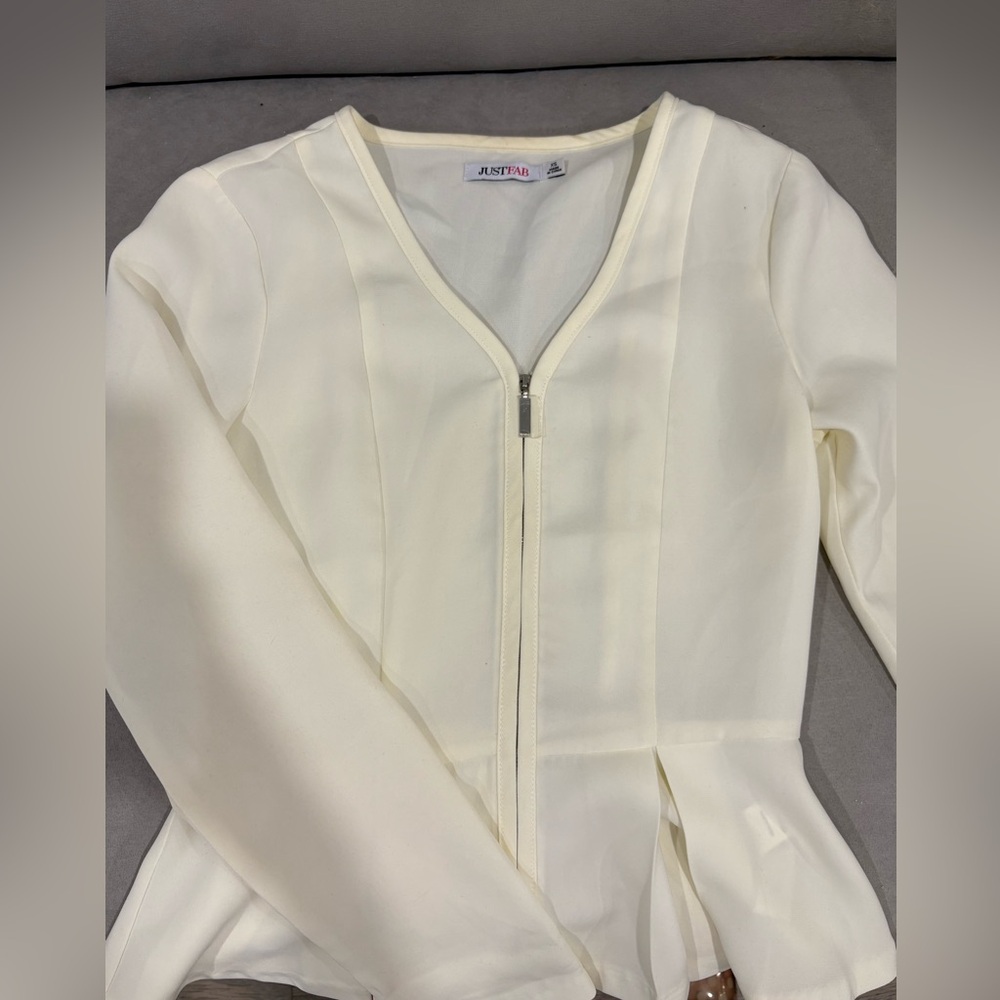 🌟2/$20🌟 JustFab Cream V-Neck Peplum Blouse
